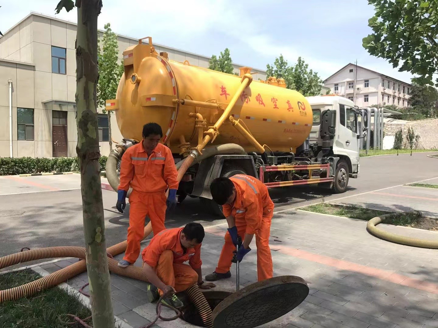 临洮管道疏通车停在窨井附近