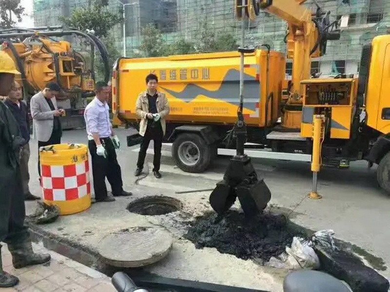 临洮街道：网格员化身“清道夫”，为民解忧疏通“堵心”化粪池