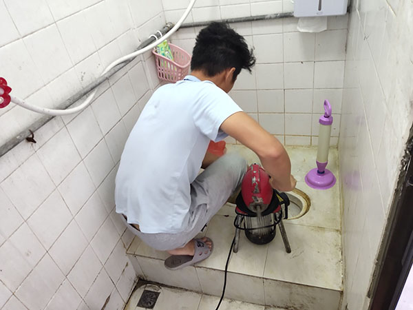 临洮管道堵塞冒臭气 专业师傅现场解决问题