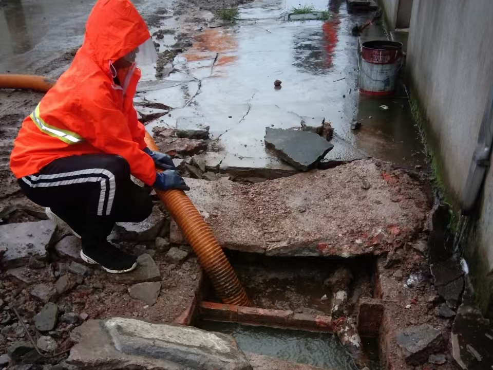 临洮专业清理污水池 炜誉市政以规范流程守护城市 “肠道”